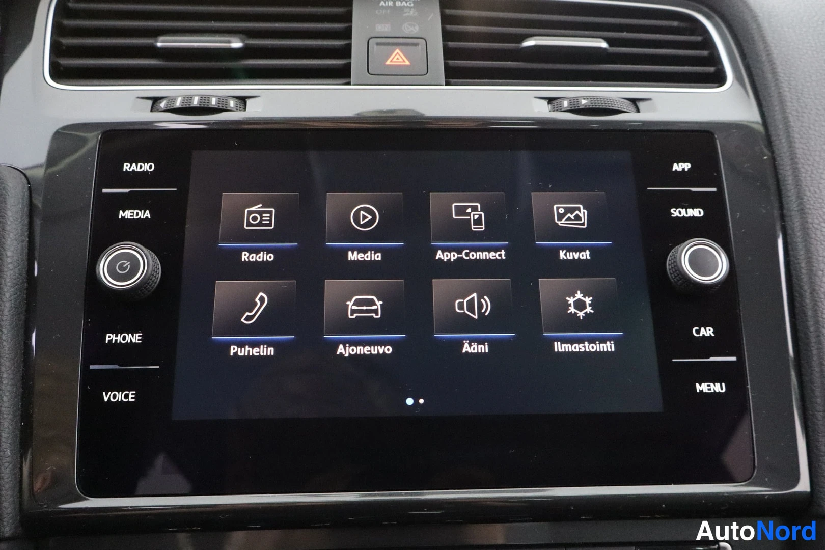 Punainen Volkswagen Golf 2019, yksityiskohta, kuva 11