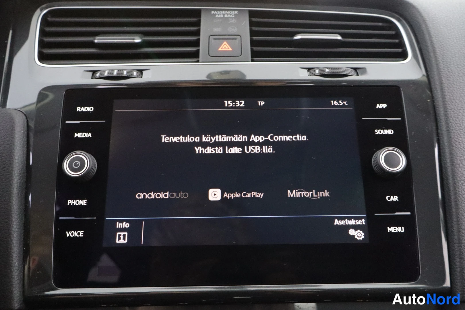 Punainen Volkswagen Golf 2019, yksityiskohta, kuva 12
