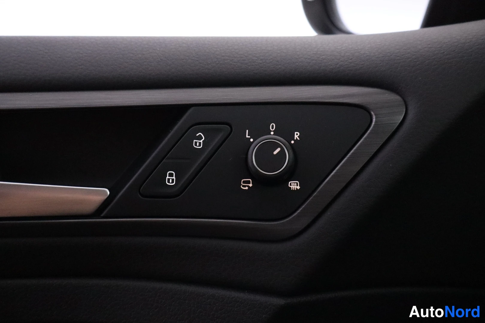 Punainen Volkswagen Golf 2019, kuva 21