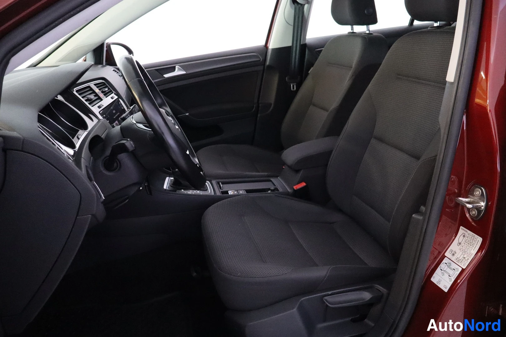 Punainen Volkswagen Golf 2019, etuviisto, keula vasemmalle, kuva 3