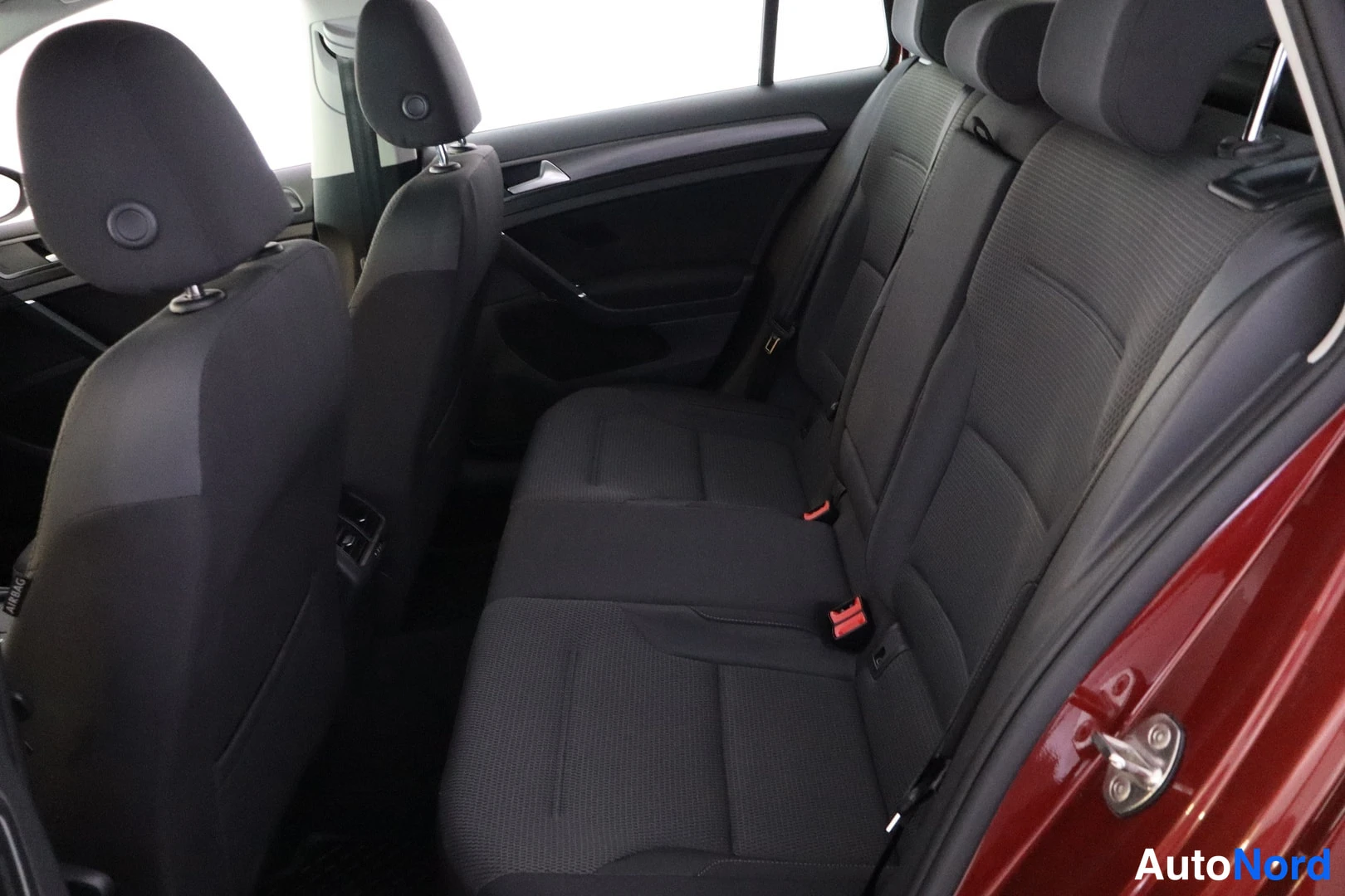 Punainen Volkswagen Golf 2019, takaa, kuva 8