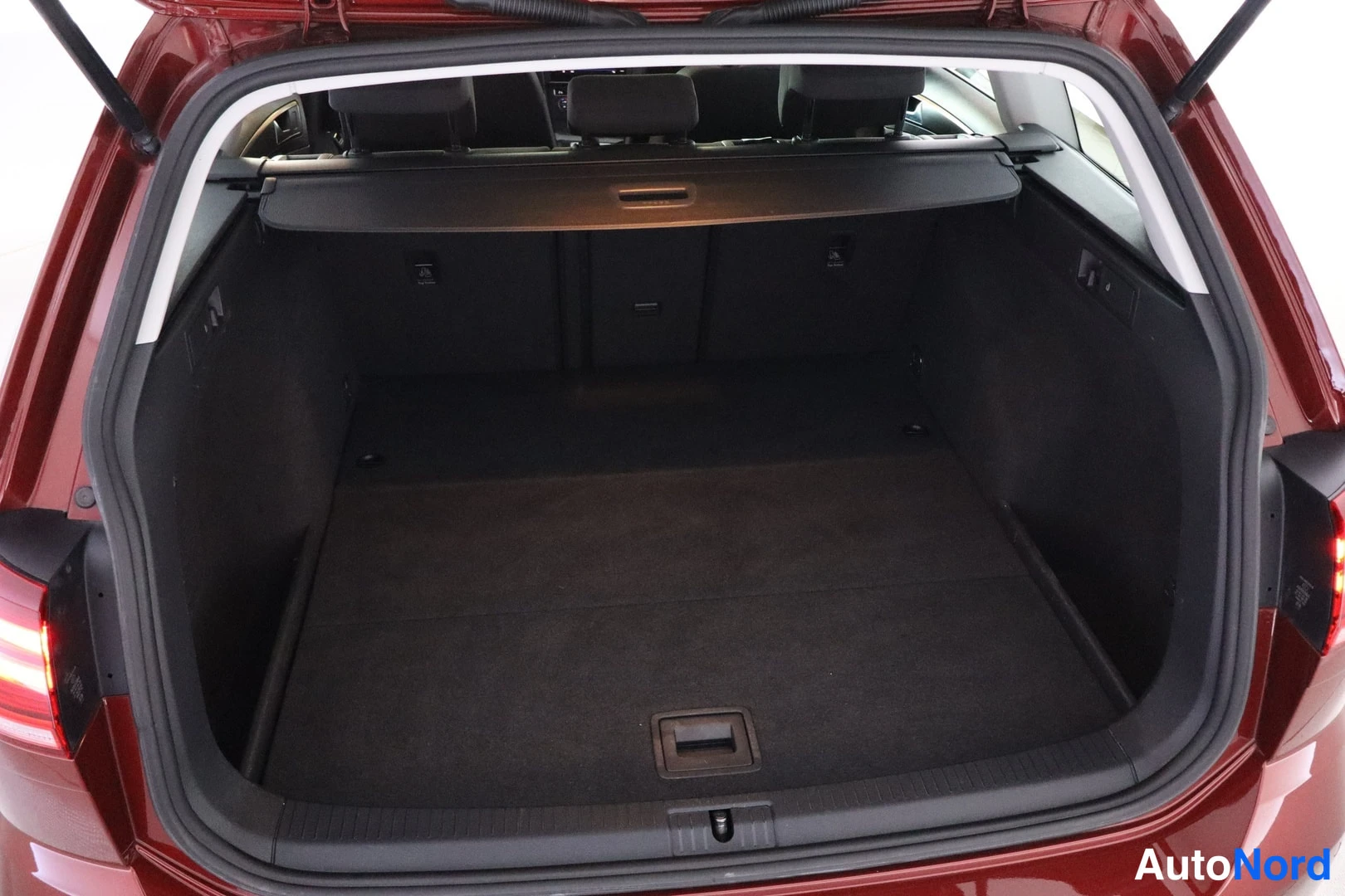 Punainen Volkswagen Golf 2019, takaa, kuva 9