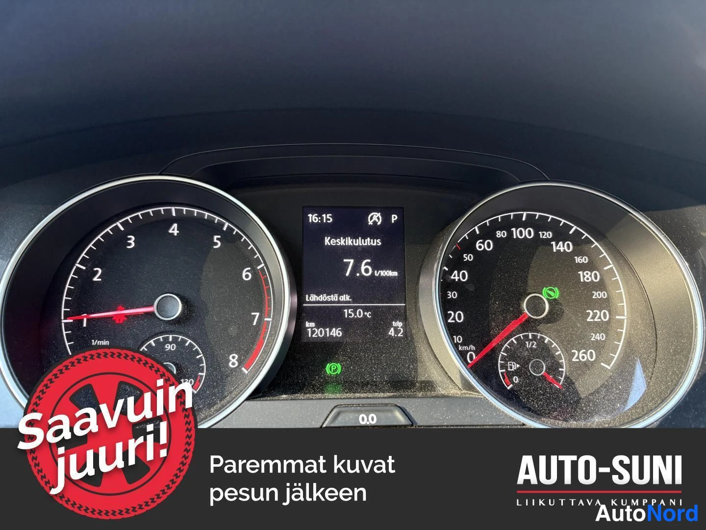 Yksityiskohta: Kojelaudan mittaristo: nopeusmittari ja kierroslukumittari, näytöllä keskulutus 7,6 l/100 km ja matkamittarilukema 120146 km.