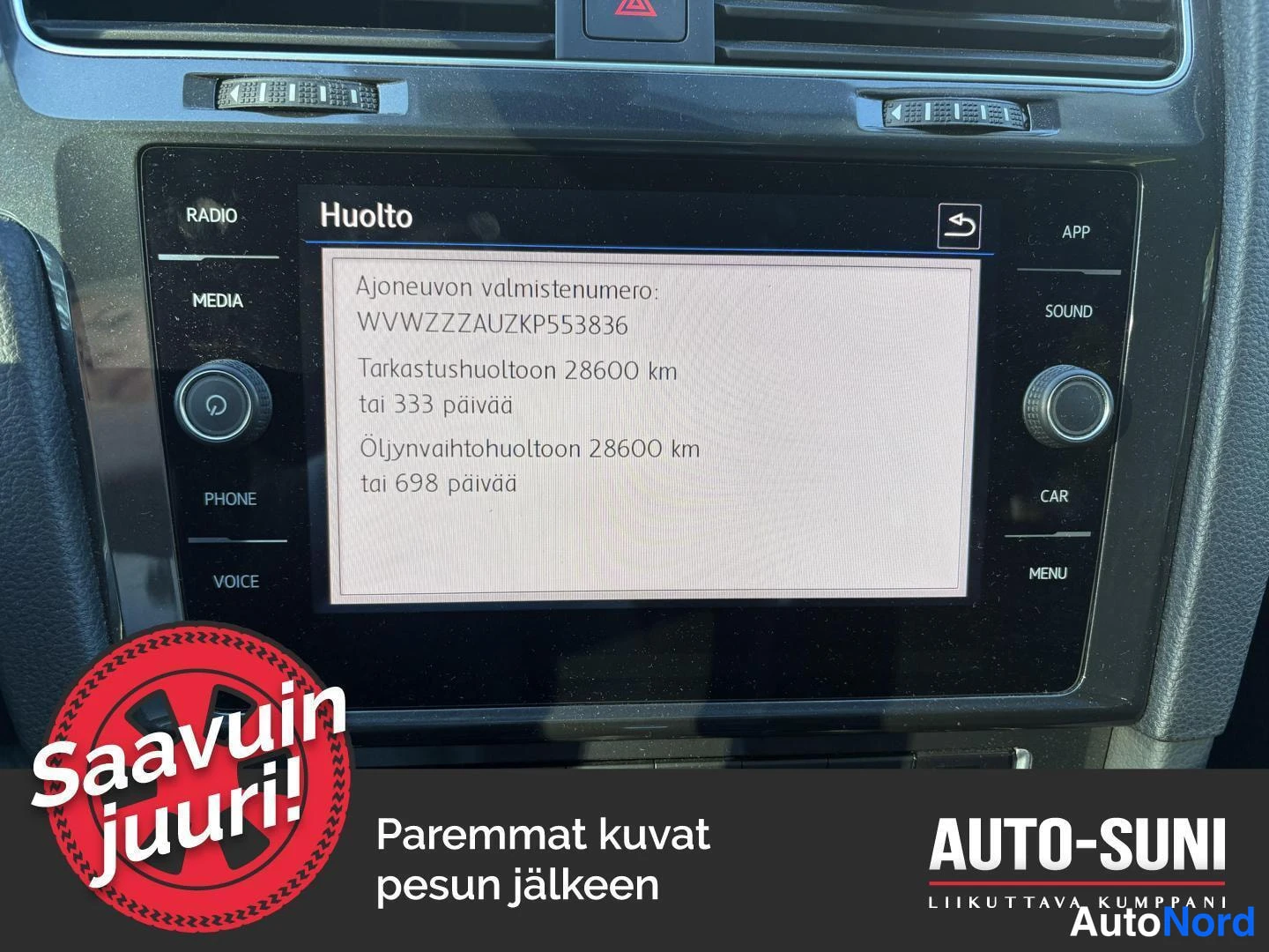 Yksityiskohta: Infotainment-näytön Huolto-sivu: valmistenumero WVWZZZAUZKP553836, tarkastushuoltoon 28600 km tai 333 päivää, öljynvaihtohuoltoon 28600 km tai 698 päivää.