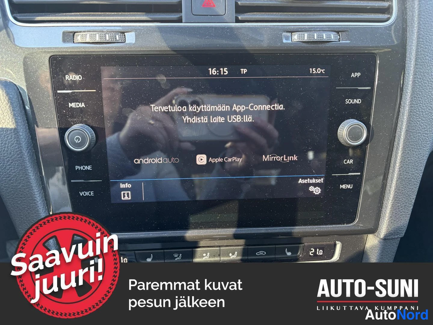 Yksityiskohta: Kojelaudan infotainment-näyttö, jossa lukee 'Tervetuloa käyttämään App-Connectia. Yhdistä laite USB:llä.' sekä Android Auto-, Apple CarPlay- ja MirrorLink-logot