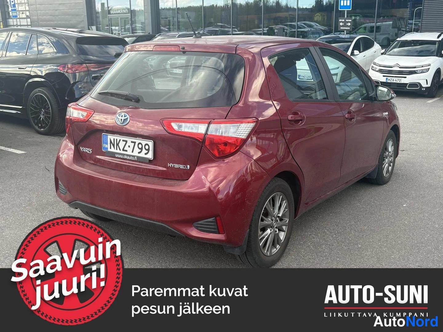 Takaviisto: Tummanpunainen Toyota Yaris -henkilöauto kuvattu takaa vasemmalta päin, rekisterikilpi.