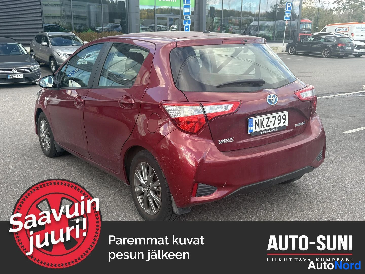 Takaviisto: Tummanpunainen Toyota Yaris -henkilöauto kuvattu takaa oikealta päin, rekisterikilpi.