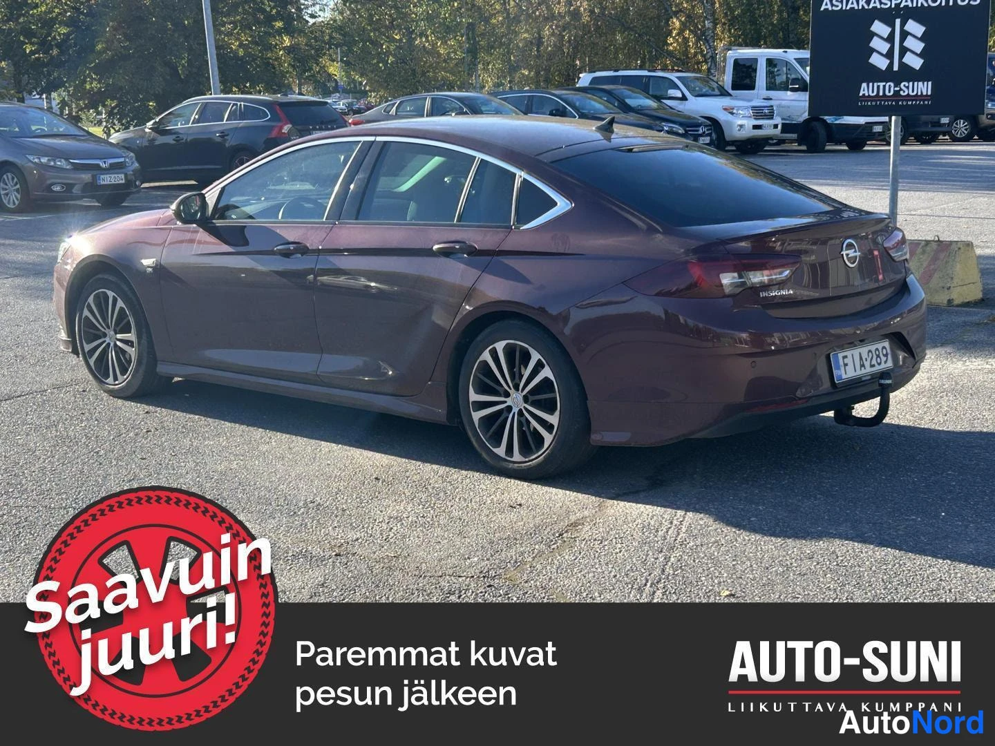 Takaviisto: Punaruskea sedan taka Kolmivartaloinen näkymä vasemmalta, rekisteritunnus.