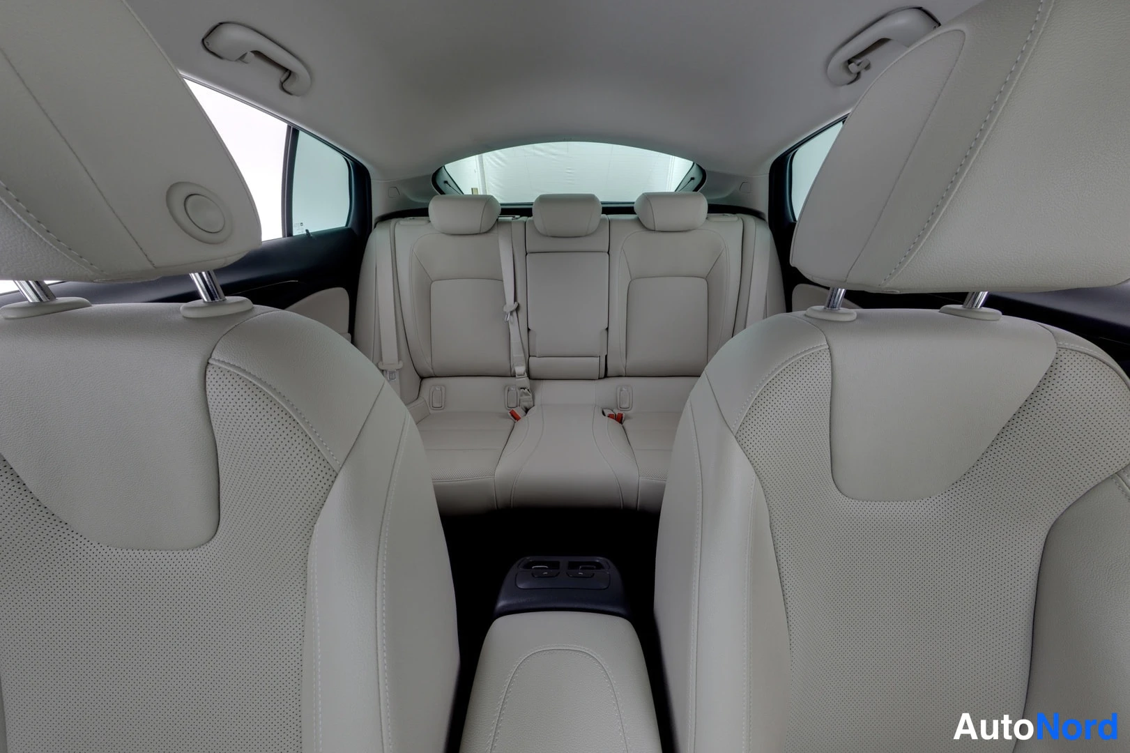 Punainen Opel Insignia 2020, takaistuimet, kuva 9