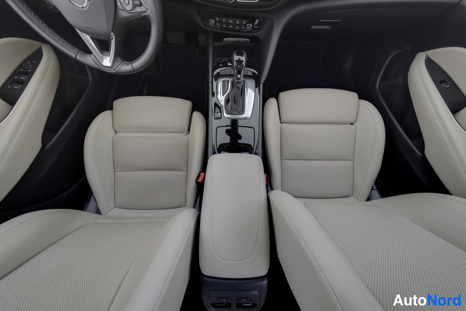 Punainen Opel Insignia 2020, etuistuimet, kuva 8