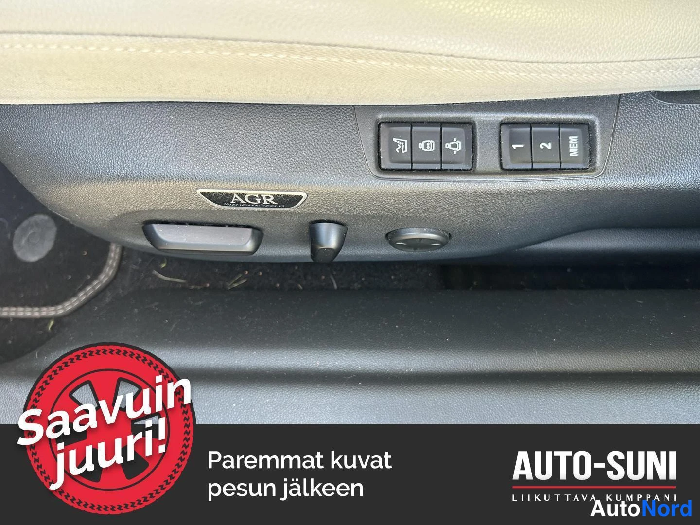 Muu: Istuinten sivupaneelin säätöpainikkeet ja muistipaikat 1 ja 2, AGR-tunnus istuimen sivussa.