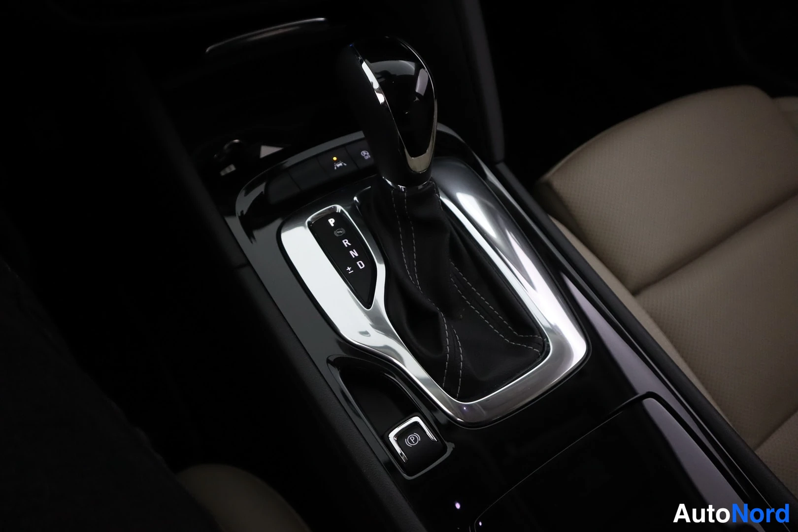 Punainen Opel Insignia 2020, yksityiskohta, kuva 17