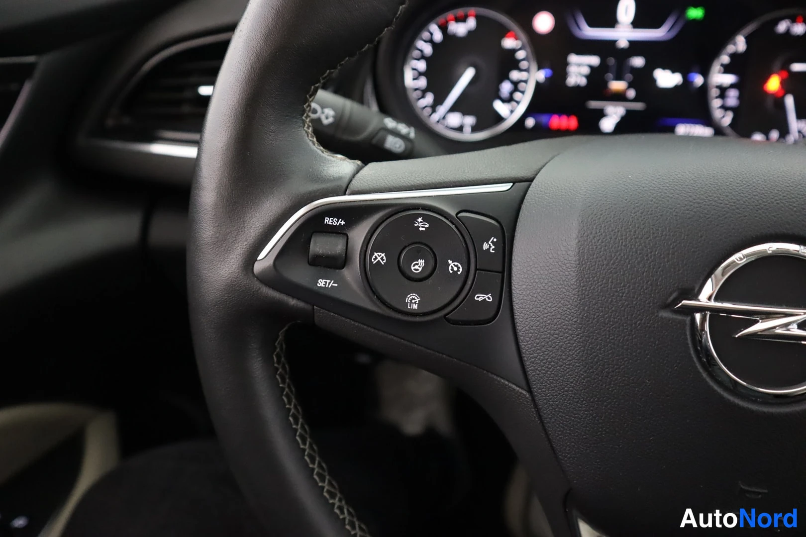Punainen Opel Insignia 2020, yksityiskohta, kuva 19