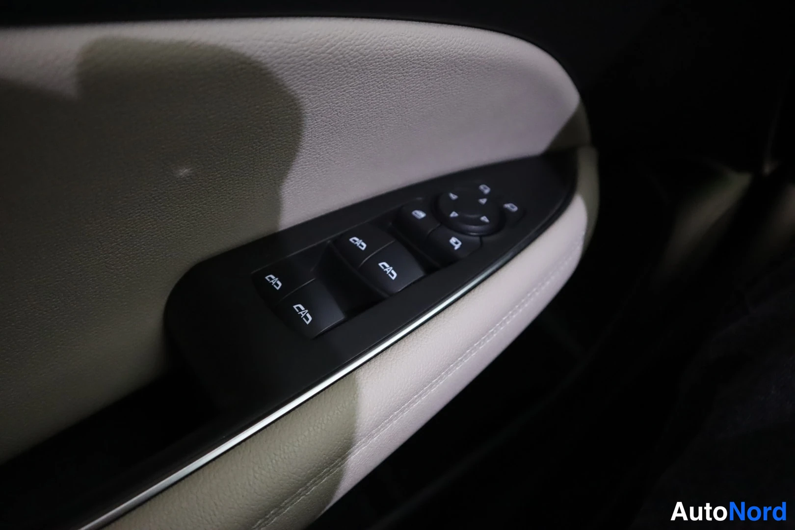 Punainen Opel Insignia 2020, yksityiskohta, kuva 24