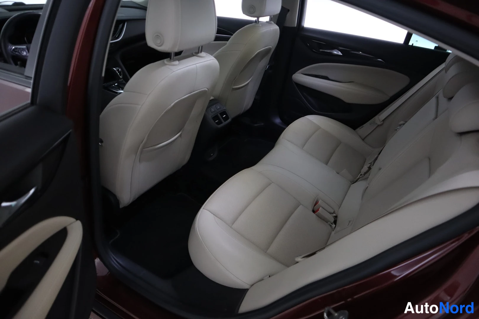 Punainen Opel Insignia 2020, takaistuimet, kuva 10
