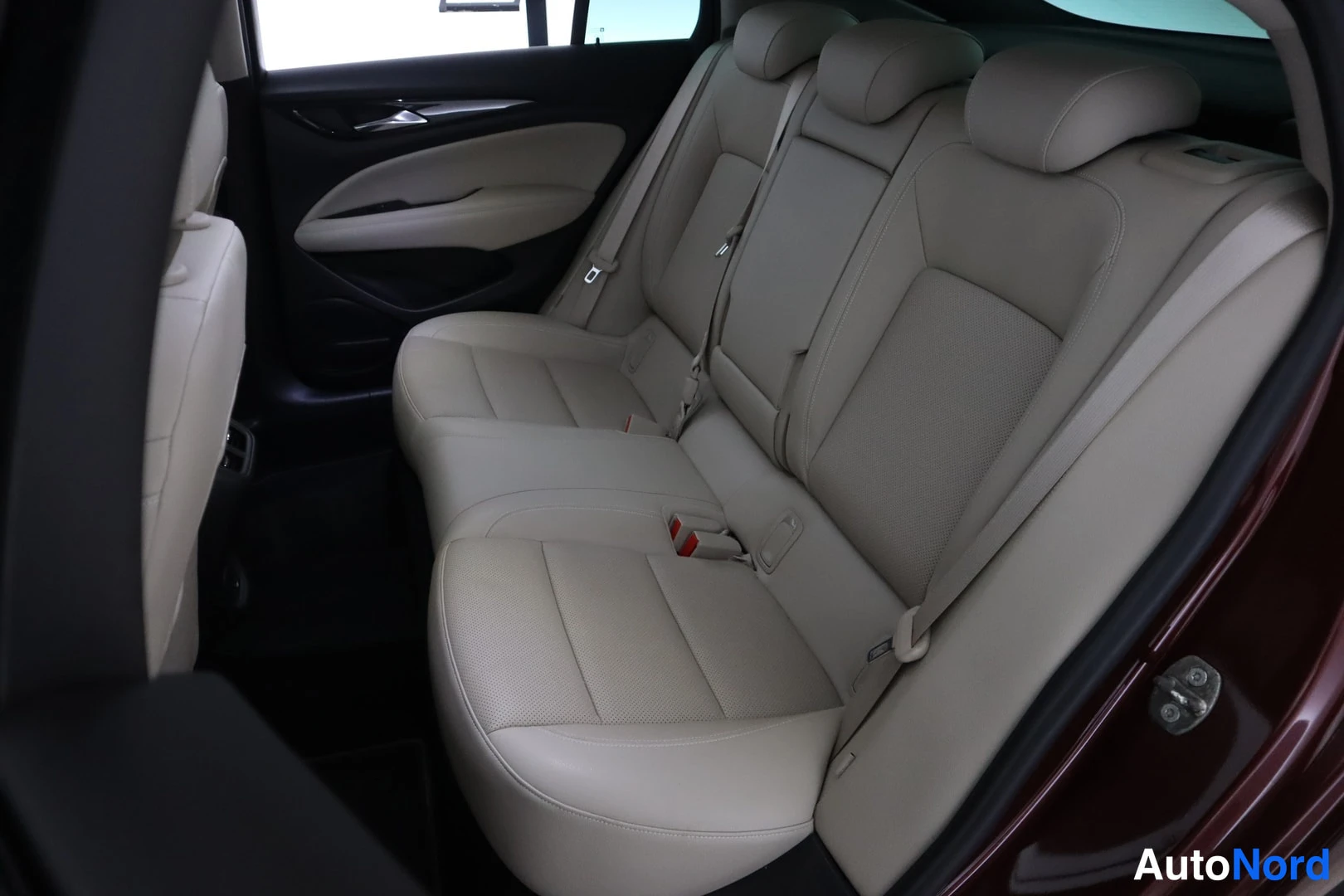 Punainen Opel Insignia 2020, takaistuimet, kuva 11