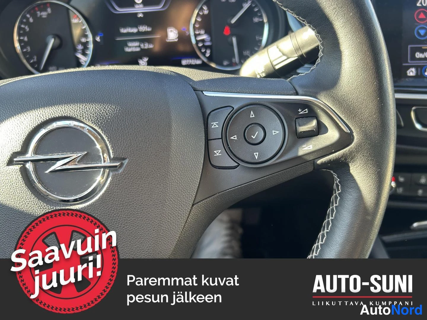 Muu: Lähikuva Opel-merkillisestä ohjauspyörästä ja sen oikean puolen ohjainpainikkeista.