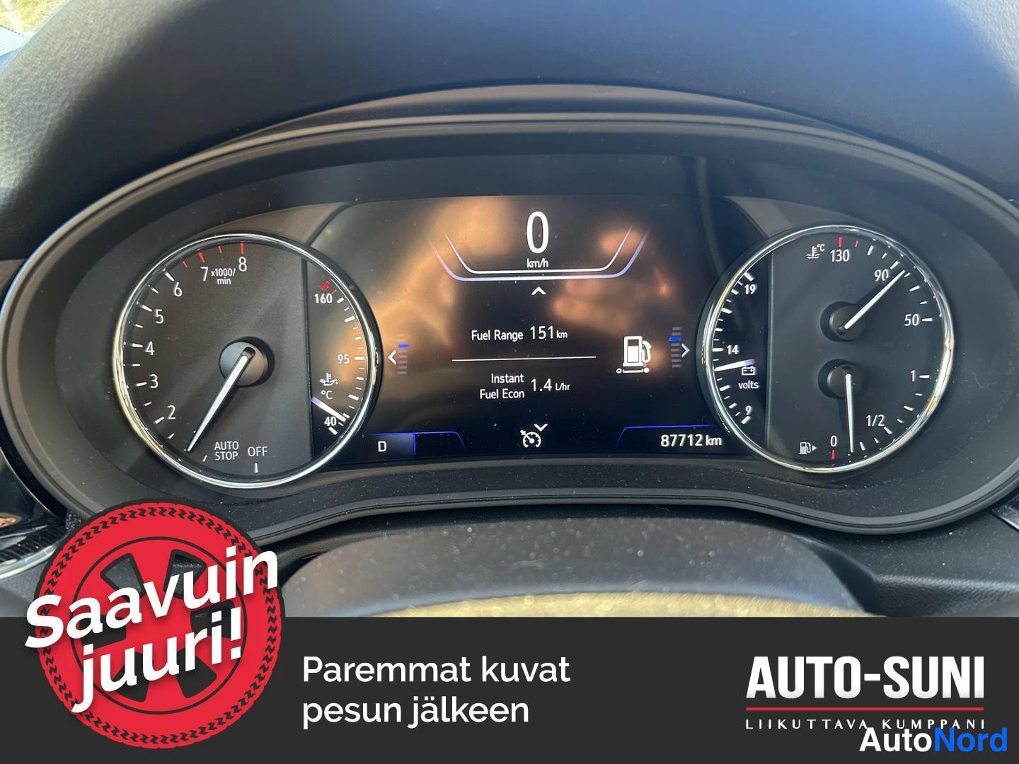 Muu: Mittariston lähikuva: nopeusmittari, tehomittari ja digitaalinen näyttö, jossa lukema 87712 km ja teksti Fuel Range 151 km.