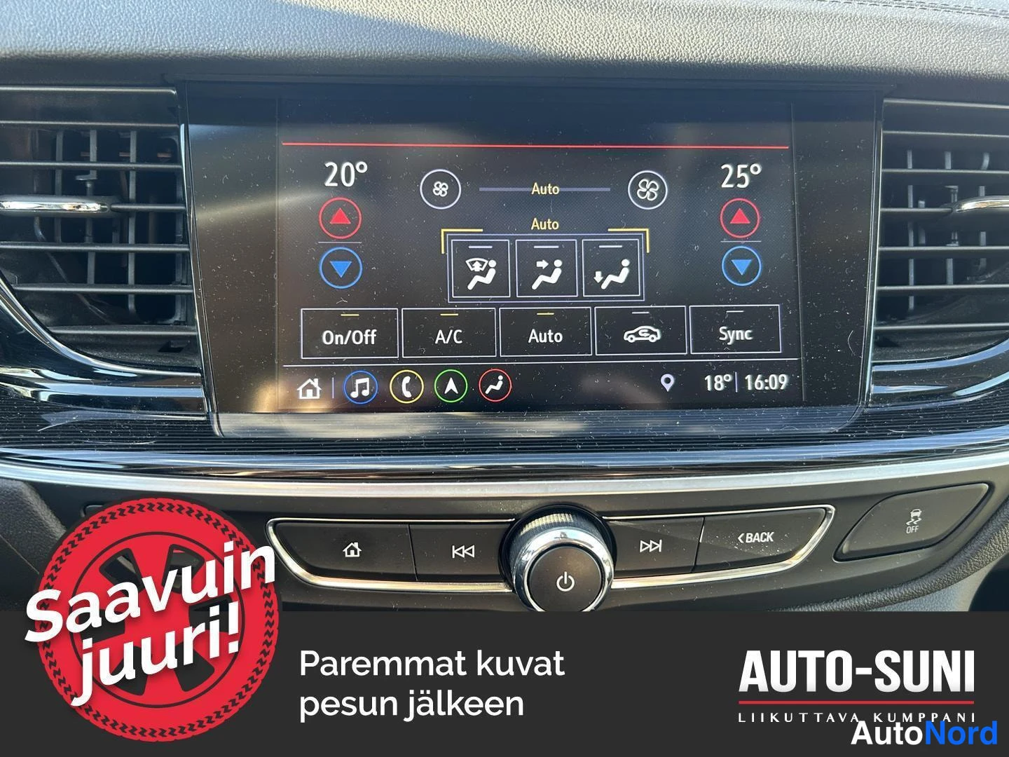 Muu: Kojelaudan kosketusnäyttö, jossa kaksivyöhykeilmastointi: 20° ja 25°, A/C, Auto, Sync ja lämpötilansäätöpainikkeet.