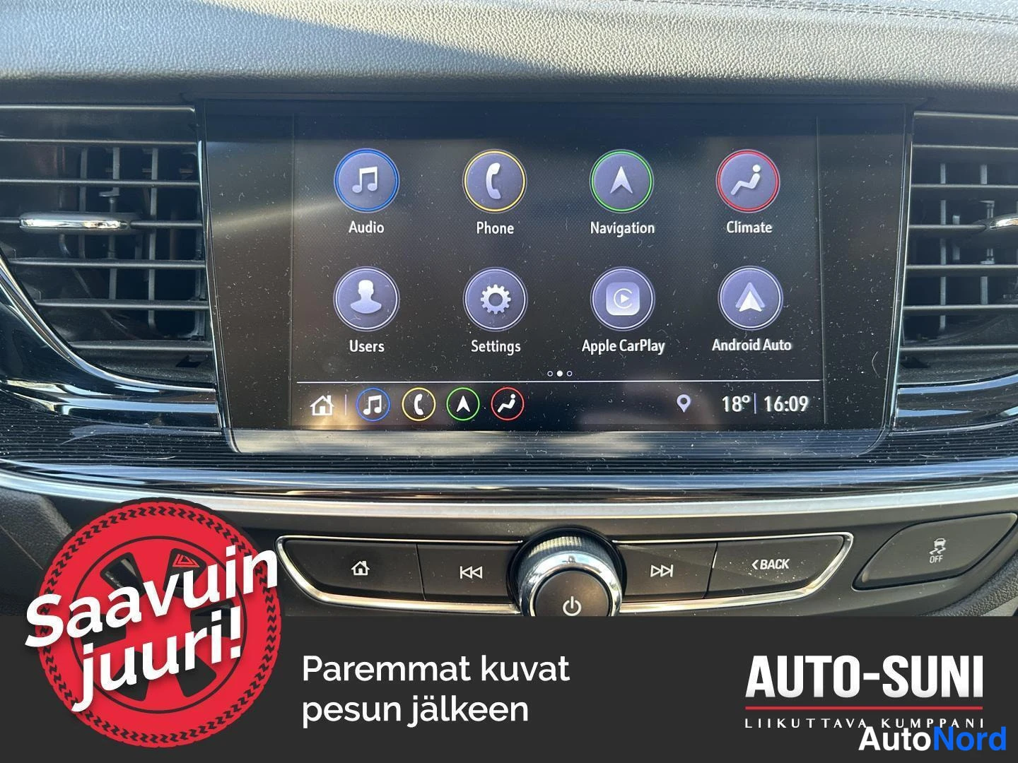 Muu: Auton tietoviihdenäyttö, jossa valikot Audio, Phone, Navigation, Climate, Users, Settings, Apple CarPlay ja Android Auto.