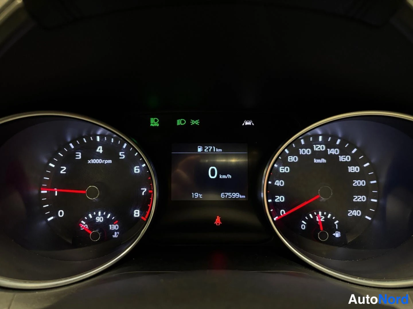 Muu: Mittaristo lähikuvassa: takamittari 0–8 x1000rpm, nopeusmittari 0–240 km/h, keskellä näytöllä '271 km', '0 km/h', '19°C' ja '67599 km'.