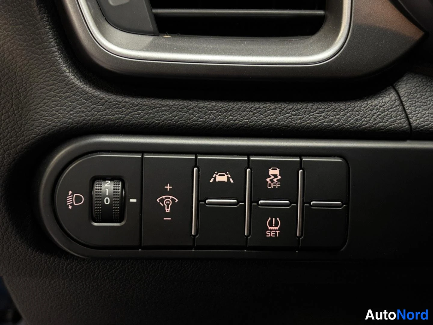 Muu: Ohjauspyörän vasemmassa paneelissa olevat painikkeet: kaukovalojen korkeudensäätö, kaistalähtövaroitus-symboli, ESC OFF -painike ja TPMS SET -painike.