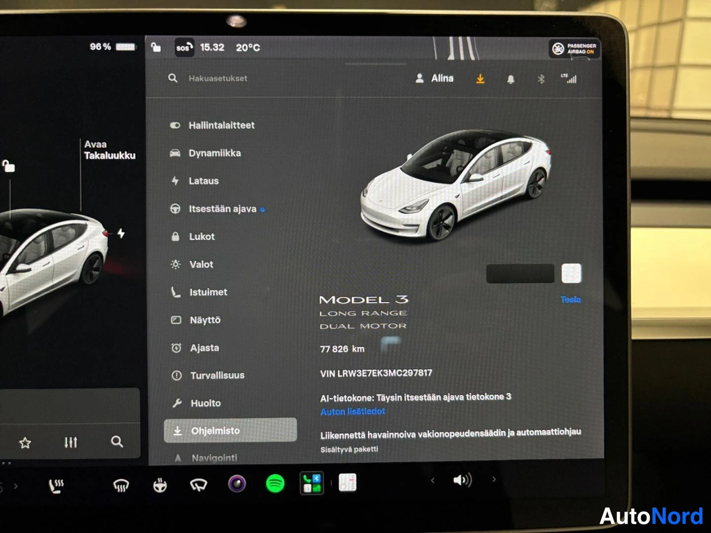 Muu: Tesla Model 3:n kosketusnäytön ohjelmisto-näkymä, jossa lukee MODEL 3 LONG RANGE DUAL MOTOR, 77 826 km ja VIN LRW3E7EK3MC297817.
