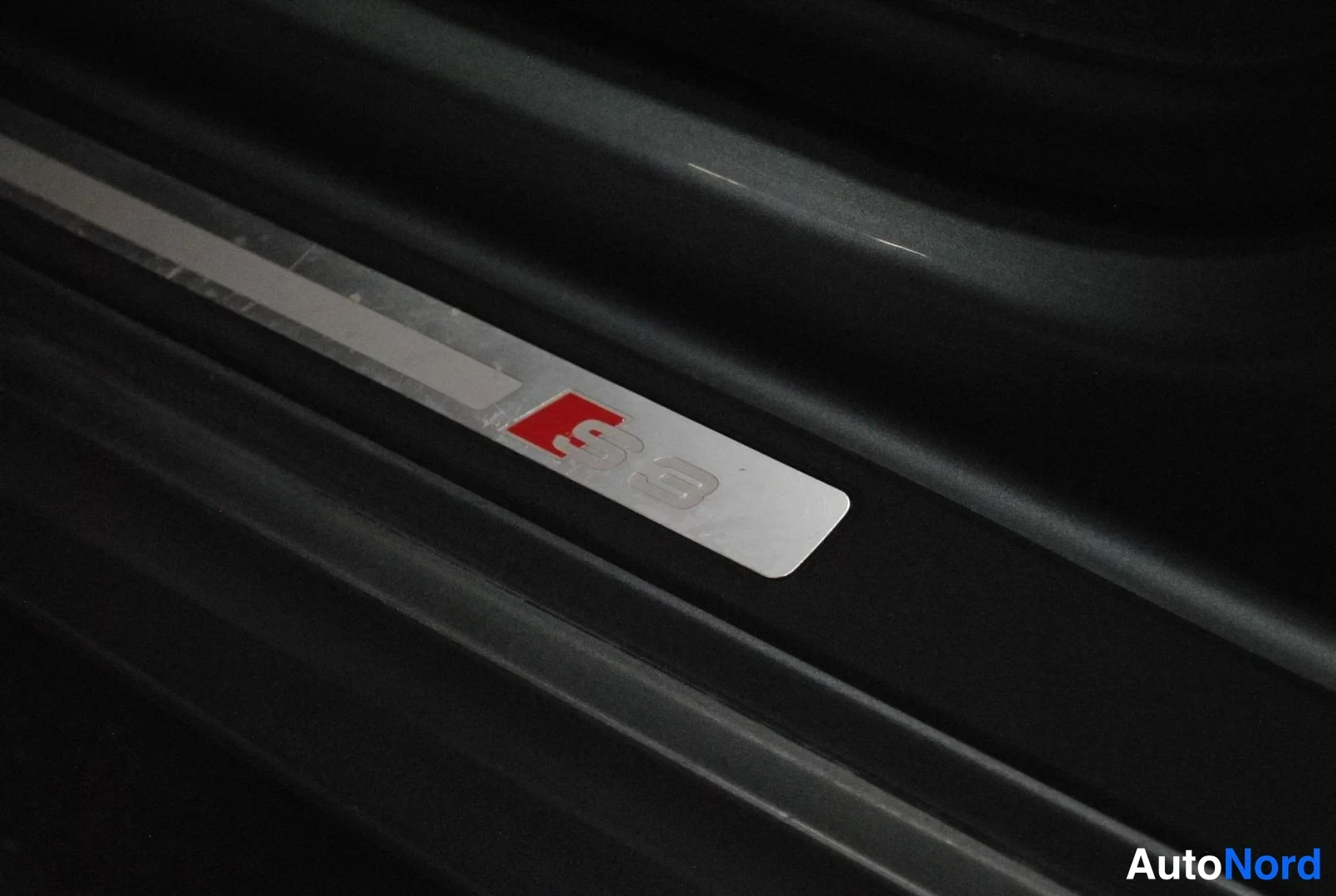 Yksityiskohta: Audi S3 -tekstillä varustettu valaistu kynnykslista.