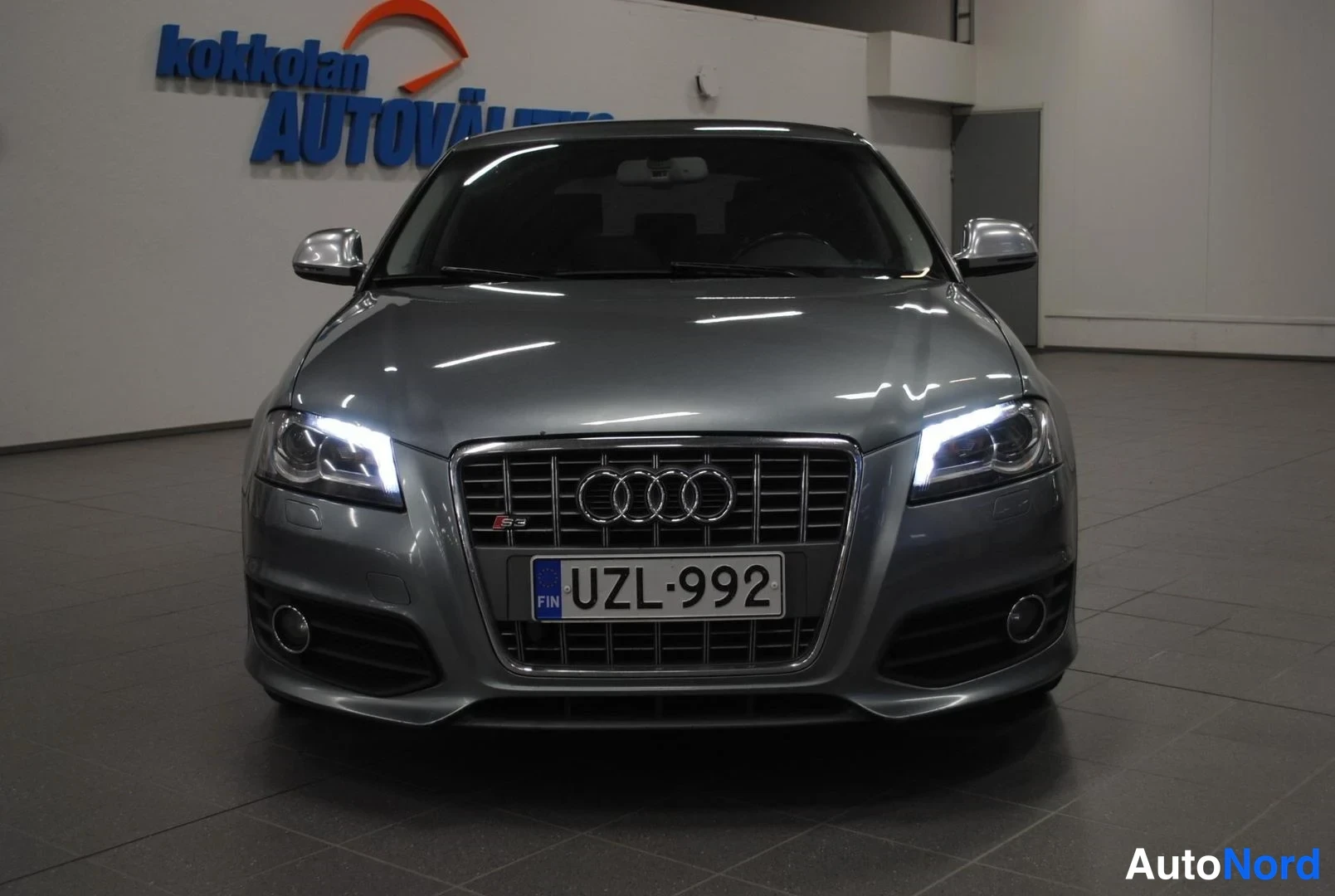 Edestä: Auton etunäkymä edestä; Audi-merkki etusäleikössä, S3-merkki, LED-päiväajovalot ja rekisterikilpi.