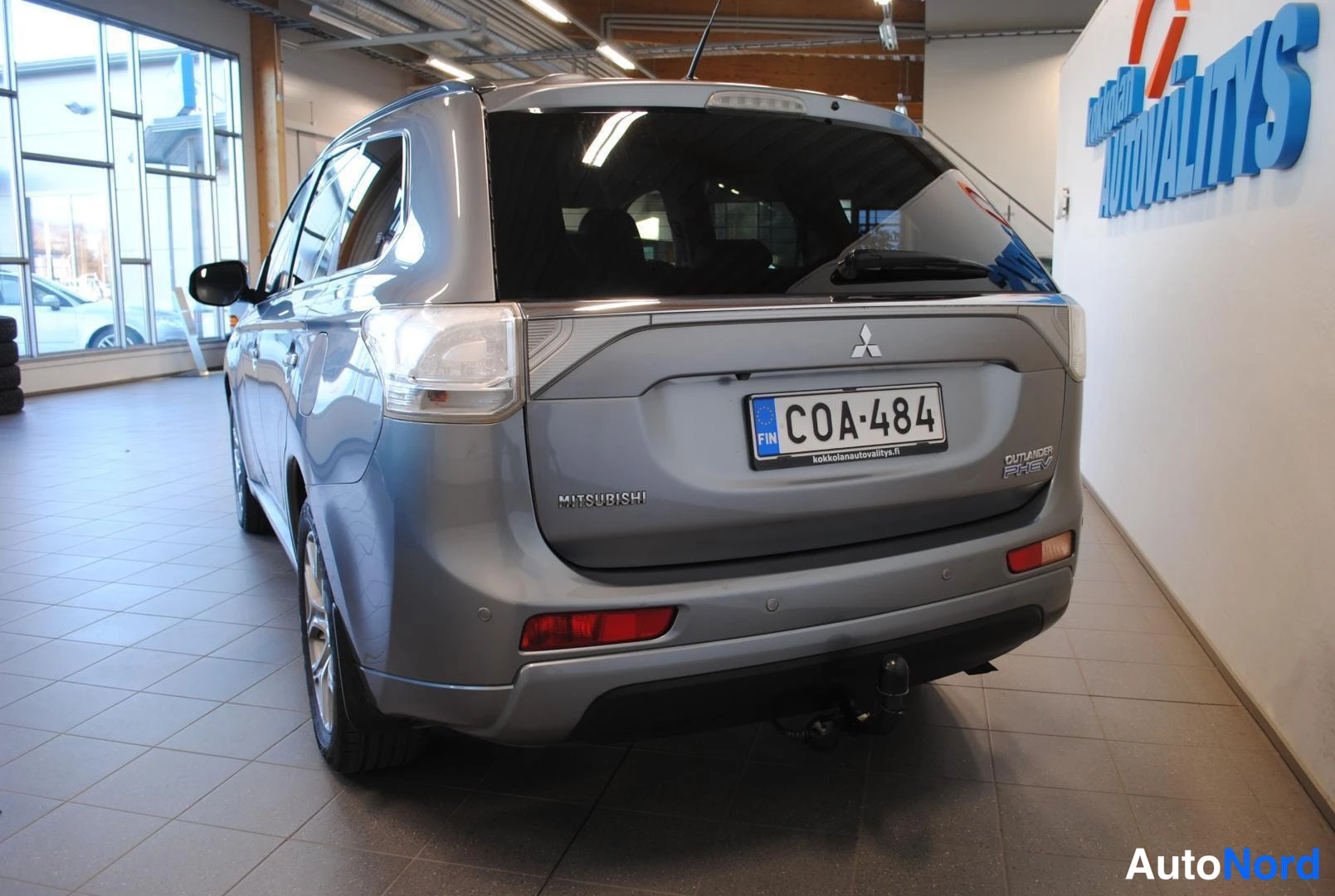 Takaviisto: Mitsubishi Outlanderin takanäkymä, rekisteritunnus ja hinauskeinu.