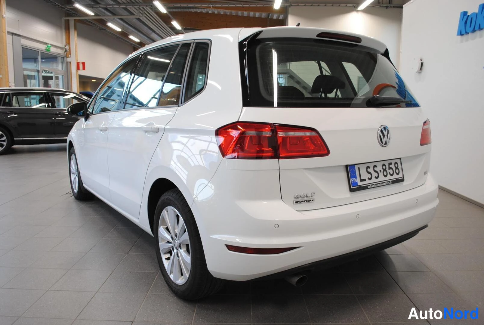 Takaviisto: Volkswagen Golf Sportsvan taka kolmannes vasen, valkoinen