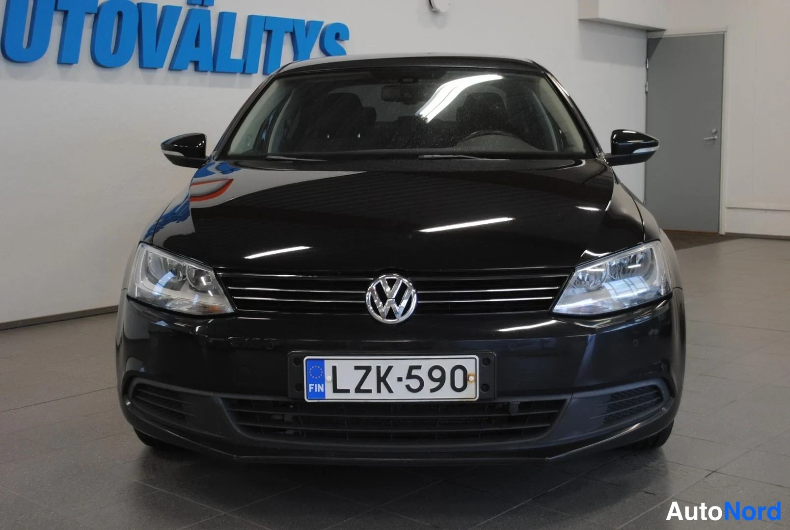 Edestä: Volkswagen Jetta suoraan edestä, etusäleikkö ja -rekisterikilpi.