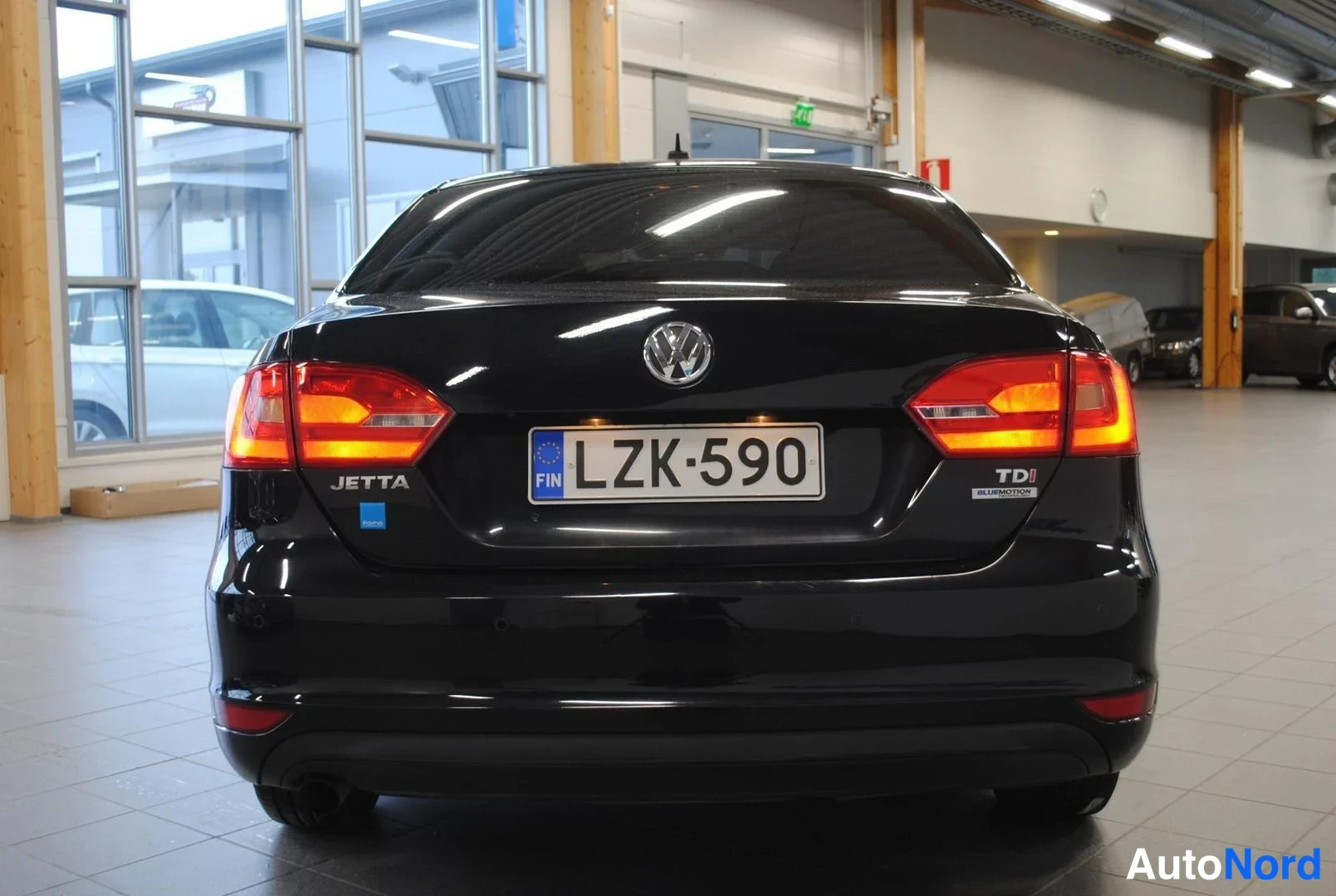 Takaa: Volkswagen Jetta suoraan takaa, Jetta- ja TDI BlueMotion -merkit sekä -rekisterikilpi.
