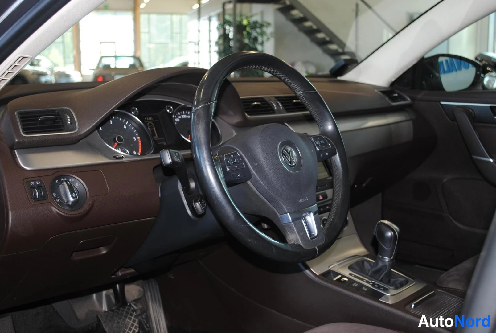 Muu: Auton ohjaamo: ruskea kojelauta, Volkswagen-ohjauspyörä ja automaattivaihteen valitsin.
