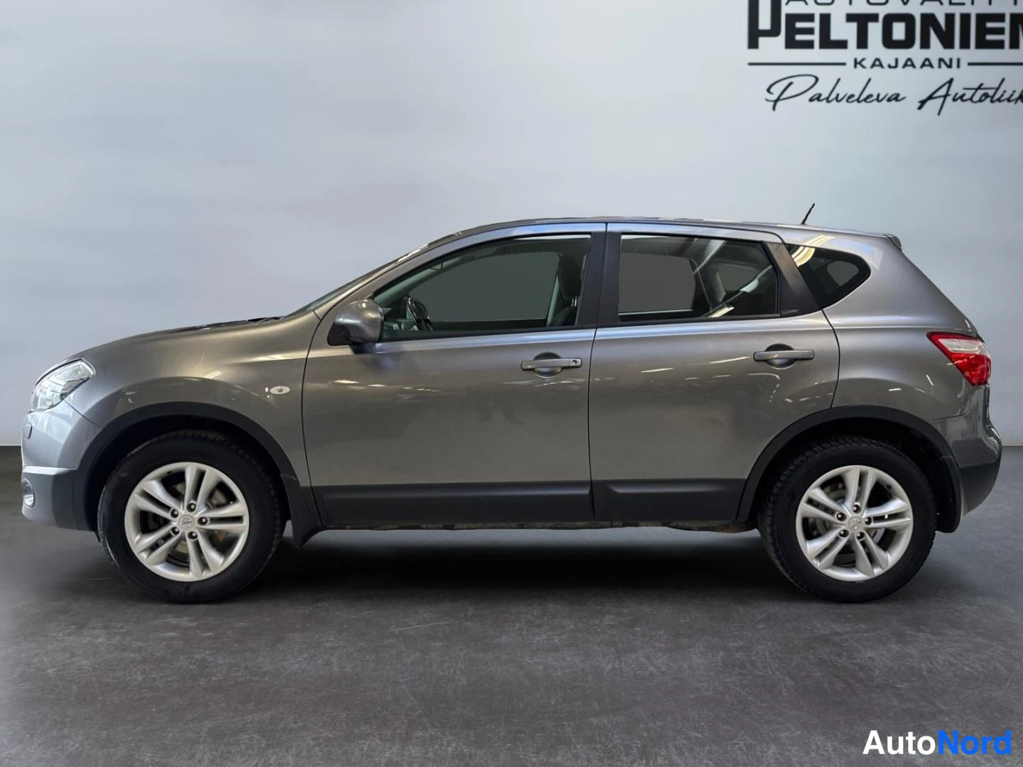 Hopea Nissan Qashqai 2011, etuviisto, keula vasemmalle, kuva 2