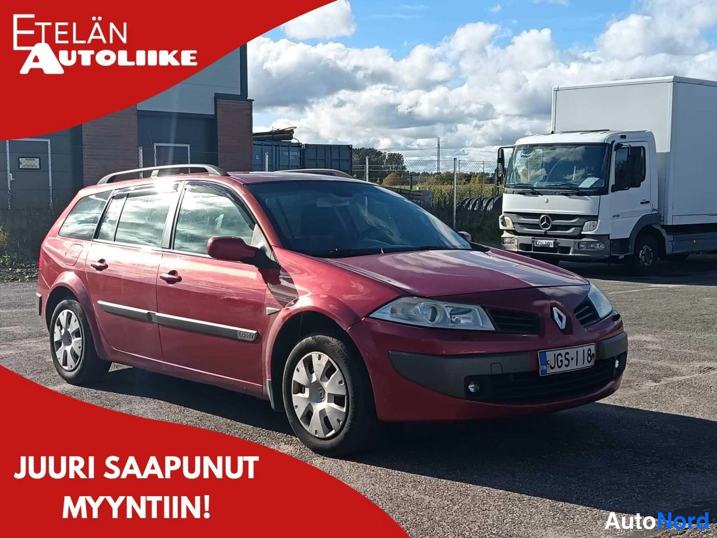 Etuviisto, nokka oikealle: Punainen Renault Megane Farmi pysäköitynä pihamaalla, etunäkyy kolmannelta neljännekseltä; rekisterikilpi, katolla kattotankorreade.