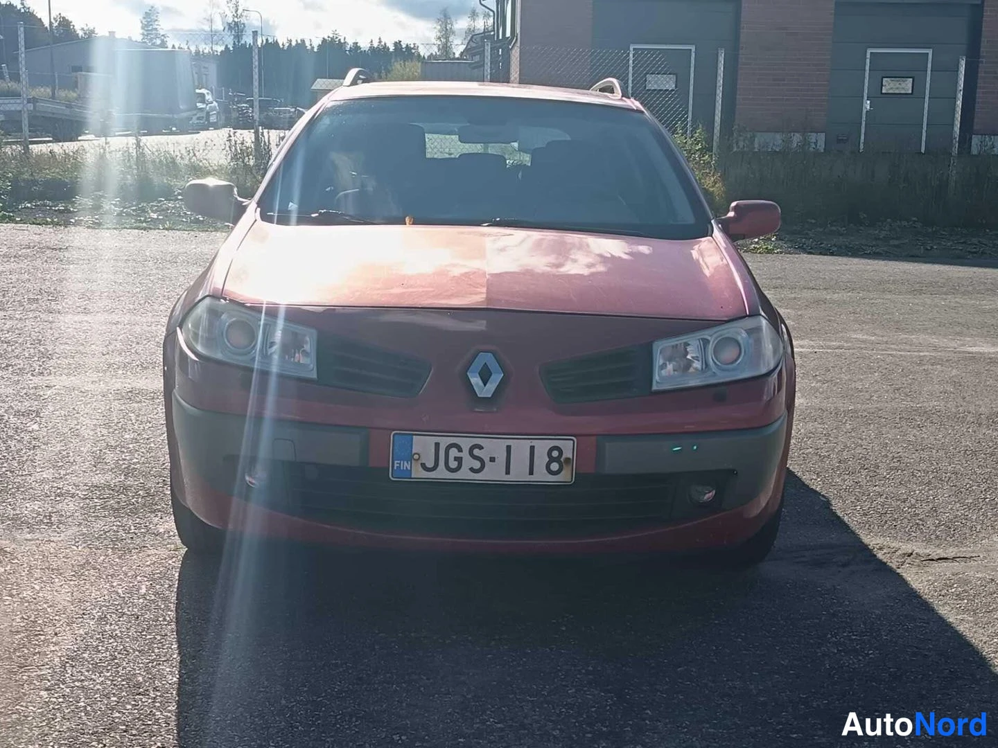 Edestä: Renault Megane suoraan edestä kuvattuna, etusäleikkö ja Renault-merkki sekä rekisterikilpi näkyvissä.