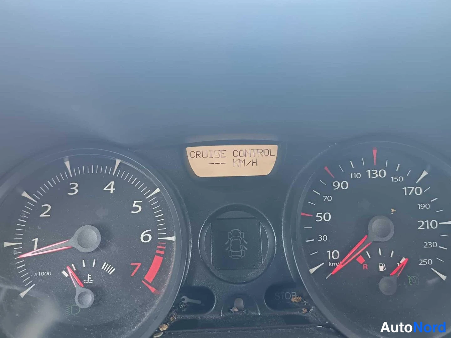 Muu: Mittaristo: tahdistin (CRUISE CONTROL) ilmoitus näytössä, kierroslukumittari ja nopeusmittari asteikolla 250 km/h.