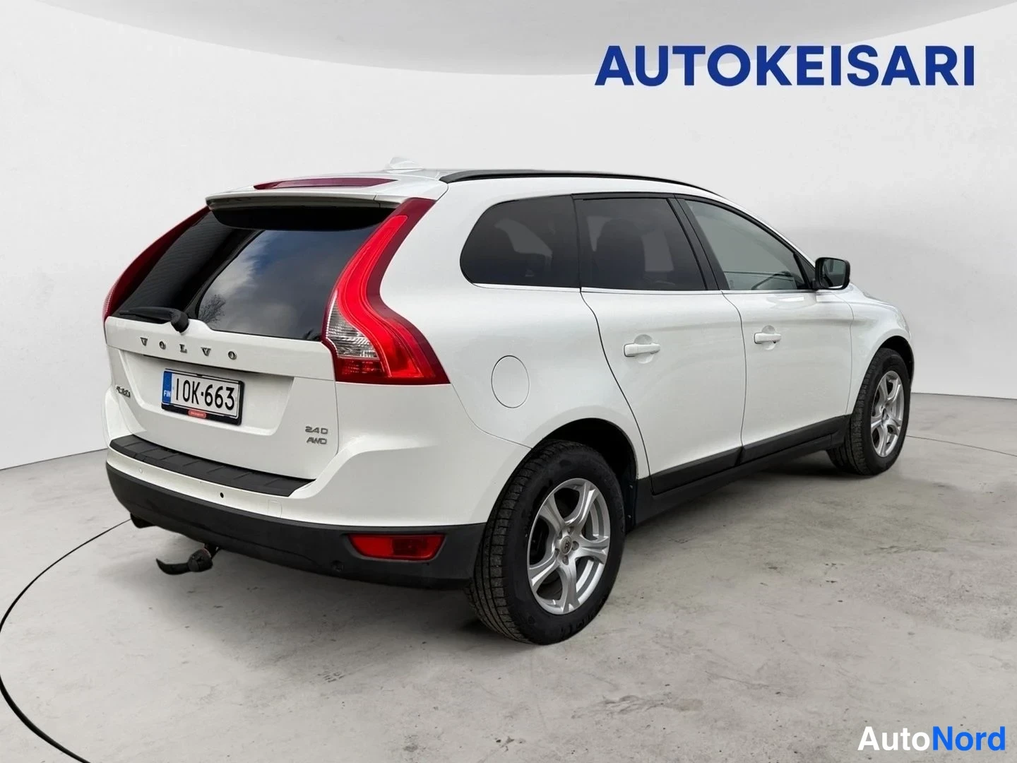 Takaviisto: Valkoisen Volvon takakulmanäyttö vasemmalta: rekisterikilpi 10K-663, VOLVO-teksti takaluukussa ja 2.4 AWD-merkintä.