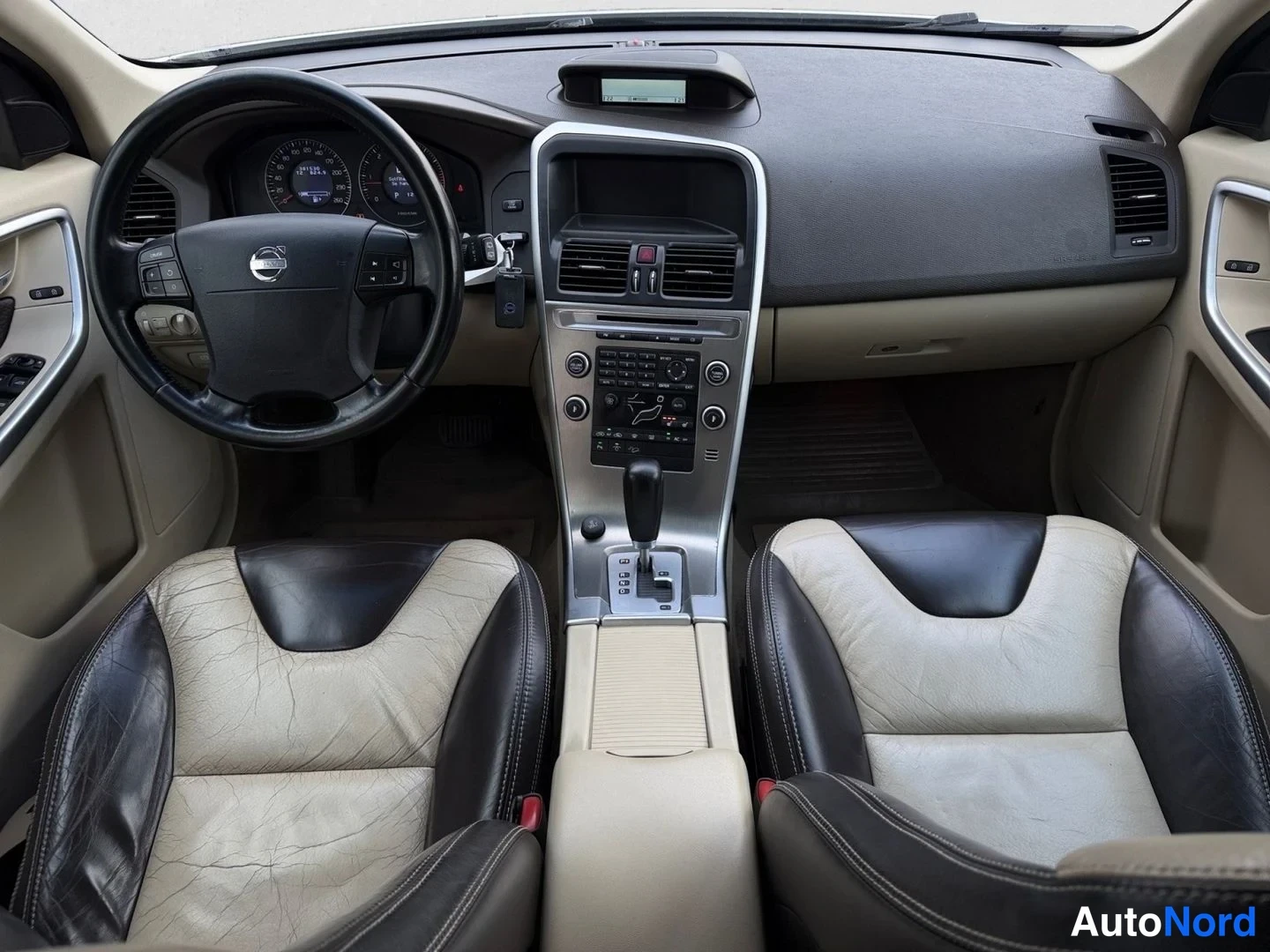 Muu: Volvo XC60:n sisätilat ohjaamo: kaksivärinen nahkapenoali, hallintakonsoli ja ohjauspyörä.
