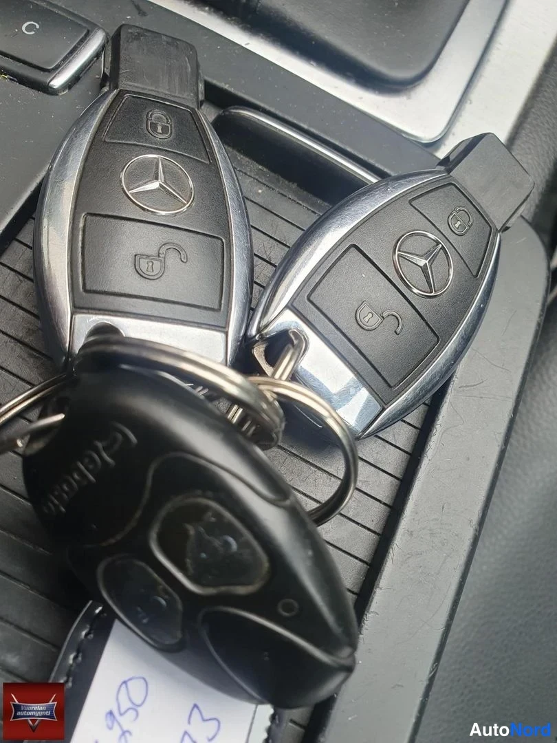 Yksityiskohta: Kaksi Mercedes-avainkaukosäädintä ja Kolton avainrivasto konsolin päällä.