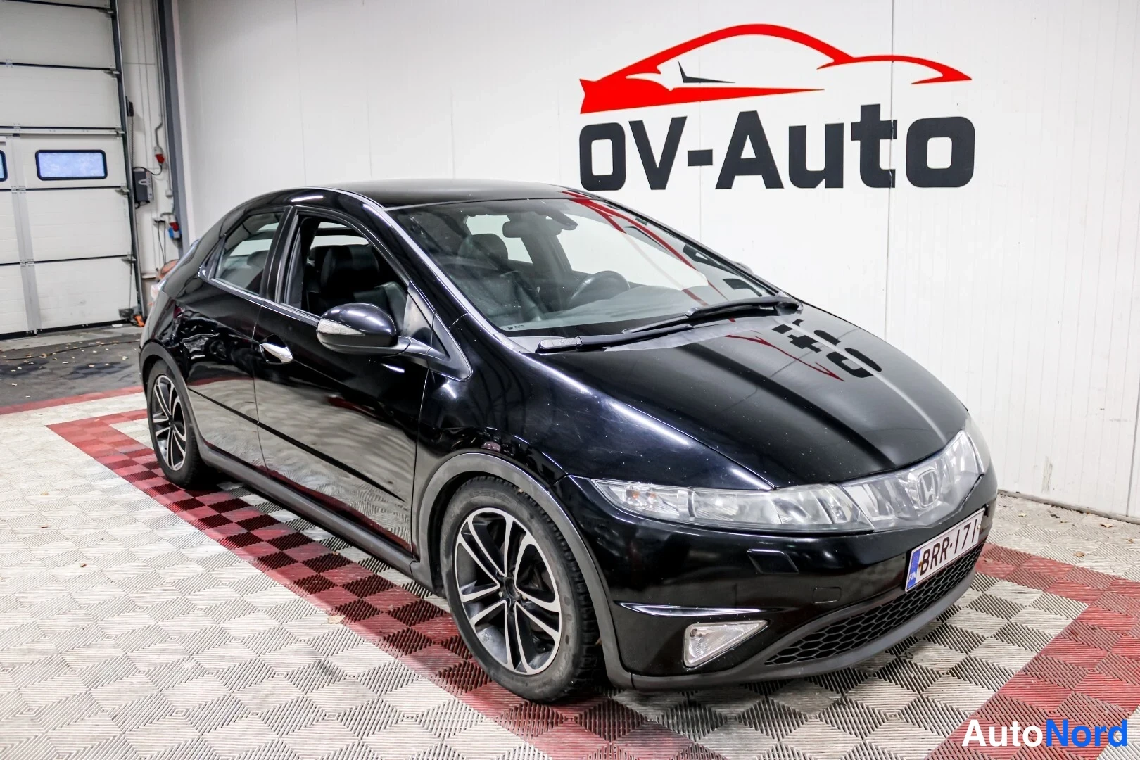 Musta Honda Civic 2008, etuviisto, keula oikealle, kuva 2