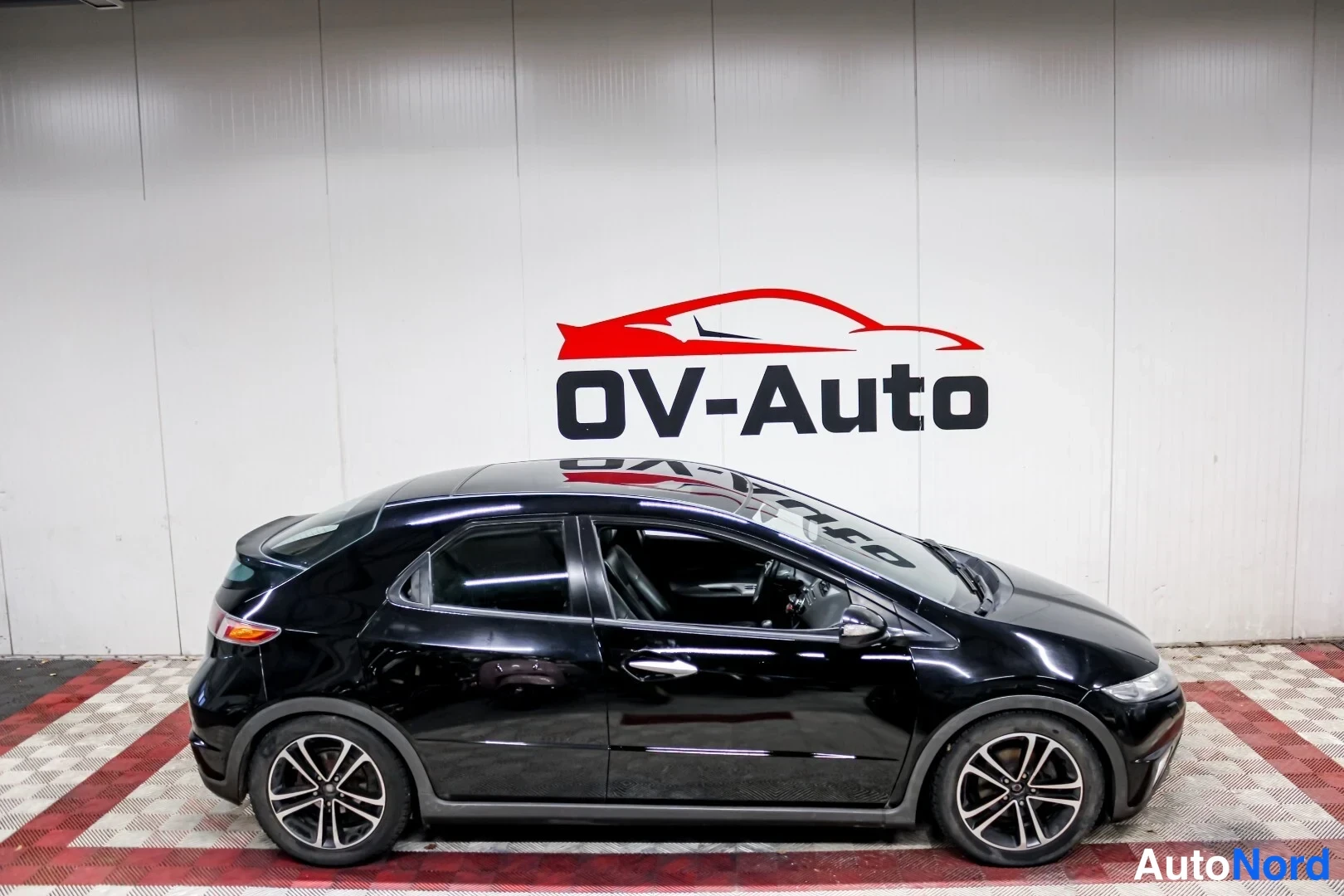 Musta Honda Civic 2008, etuviisto, keula oikealle, kuva 3