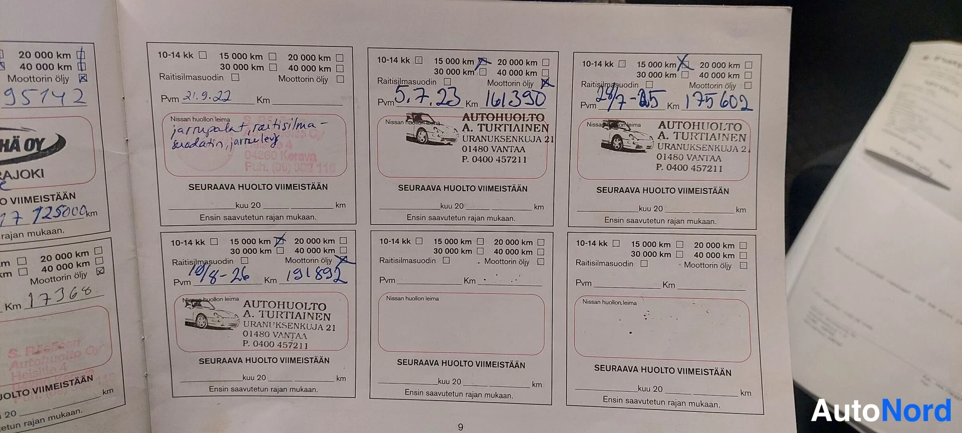 Muu: Huoltokirjan sivu, jolla useita leimattuja huoltoja Autohuolto A. Turhtiaisen leimoilla ja käsin kirjoitetuilla kilometrilukemilla.