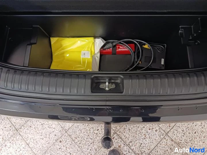 Musta Kia Ceed 2022, tavaratila, kuva 12