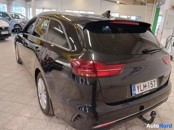 Musta Kia Ceed 2022, takaviisto, kuva 5