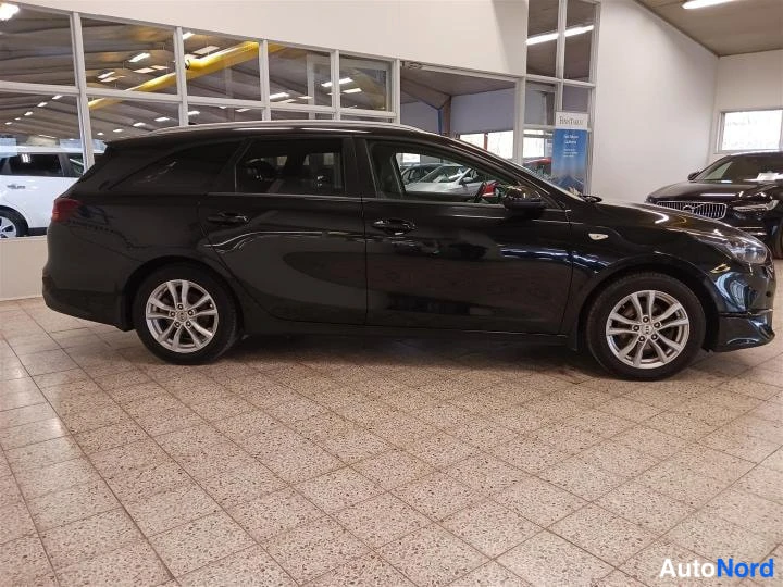 Musta Kia Ceed 2022, sivulta, kuva 3