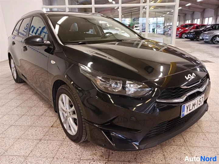 Musta Kia Ceed 2022, etuviisto, keula oikealle, kuva 2