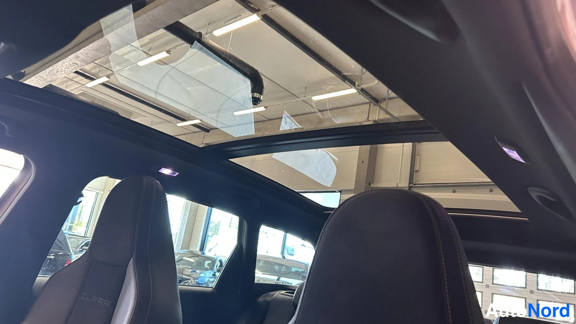 Muu: Panoraamakatto näkyvissä sisältä istuimien yläpuolelta, CUPRA-logoissa urheiluistuimissa.