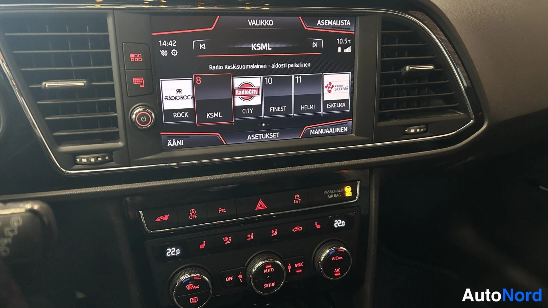 Muu: Infotainment-näyttö ja autopuhelinvalikot, sekä alla sijaitsevat automaattisen ilmastoinnin säätimet.